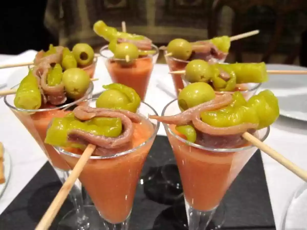Chupito de gazpacho y gildas con anchoas del Cantábrico