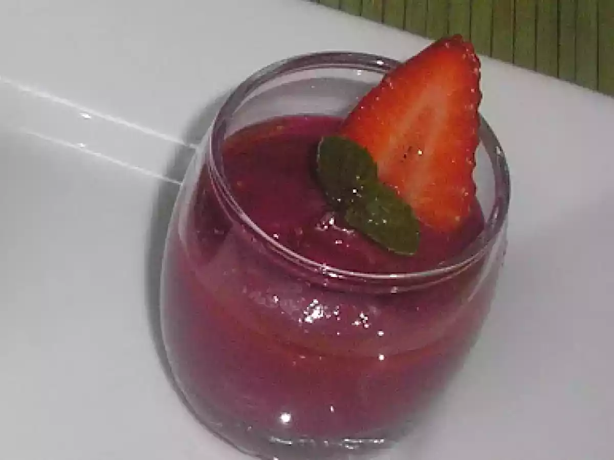 CHUPITOS DE GAZPACHO DE REMOLACHA Y FRESAS