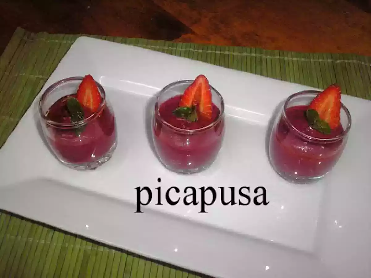 CHUPITOS DE GAZPACHO DE REMOLACHA Y FRESAS - foto 2