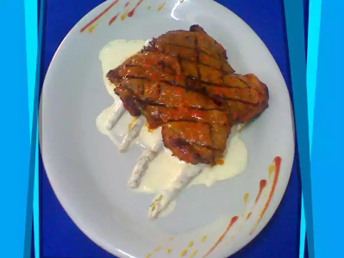 CHURRASQUITO DE SOLOMO DE RES A LA PARRILLA SOBRE SALSA DE ESPARRAGOS VERDES