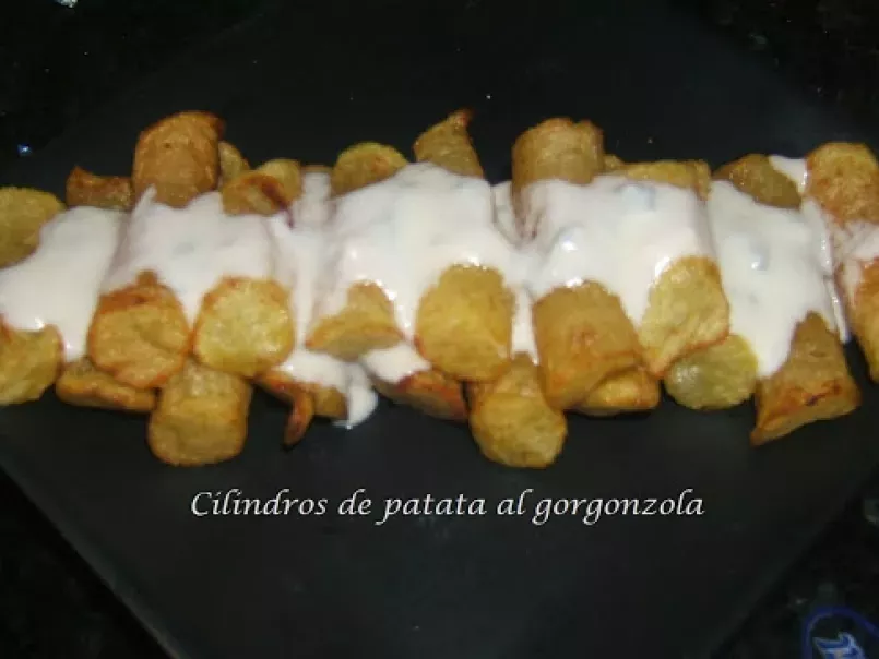 Cilindros de patatas con crema de gorgonzola., foto 1