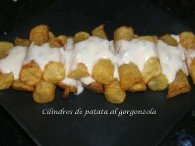 Cilindros de patatas con crema de gorgonzola.