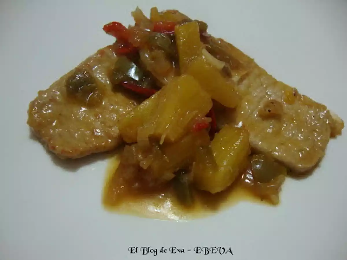 Cinta de lomo de cerdo alemana salteada con piña en la cocina francesa de una española