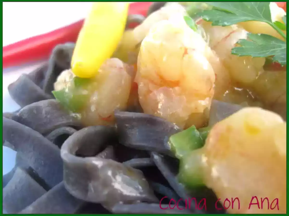 CINTAS AL NERO DI SEPIA CON GAMBAS A LA PICONERA