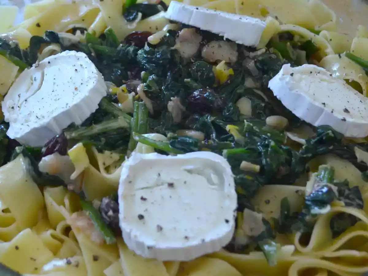 Cintas con espinacas, panceta y queso de cabra