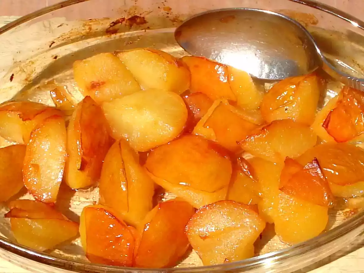 Ciruelas asadas con helado de nata agria