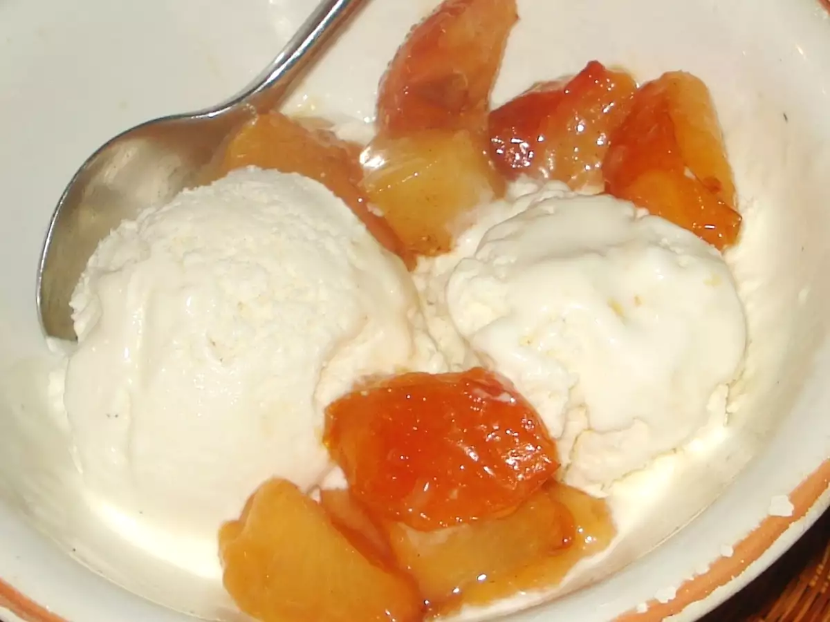 Ciruelas asadas con helado de nata agria - foto 2