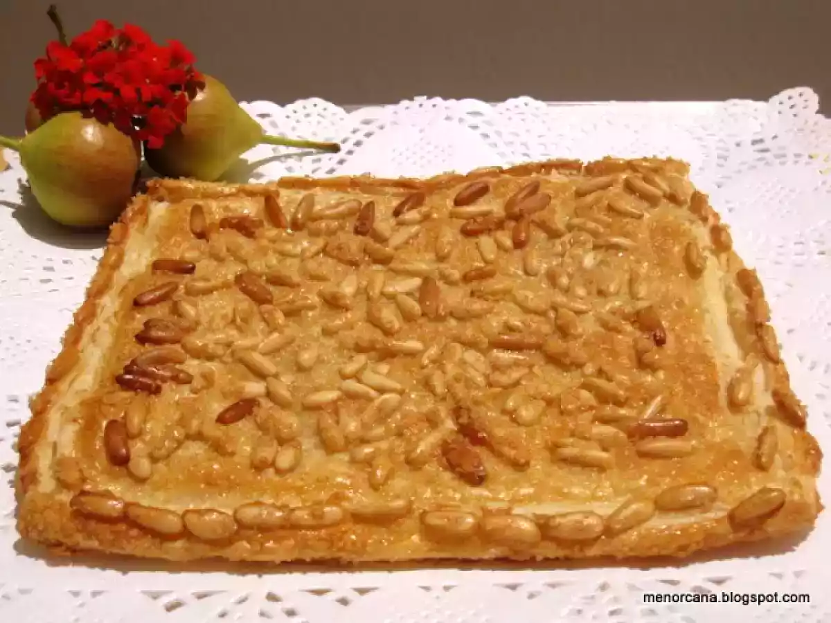 Coca con crema de almendras y piñones