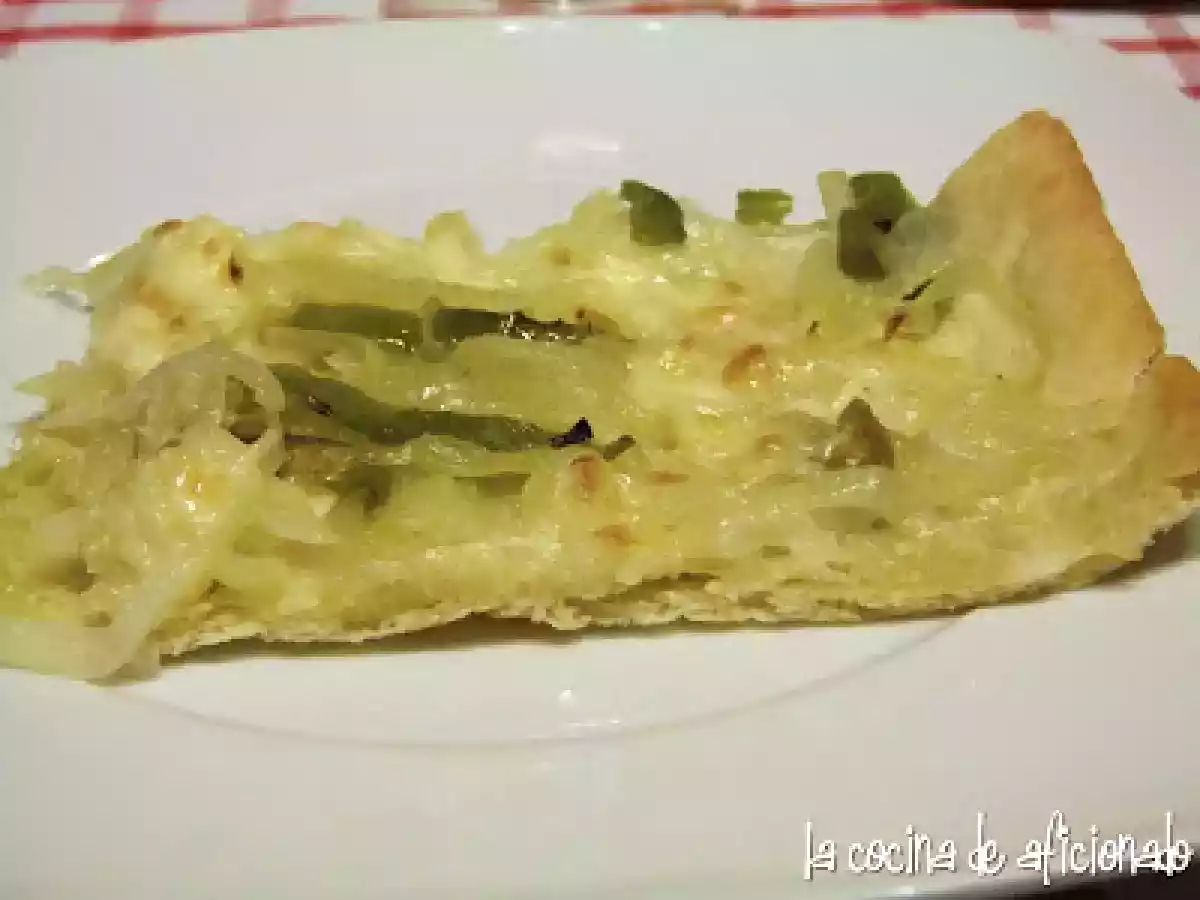 Coca de cebolla, pimiento y quesos