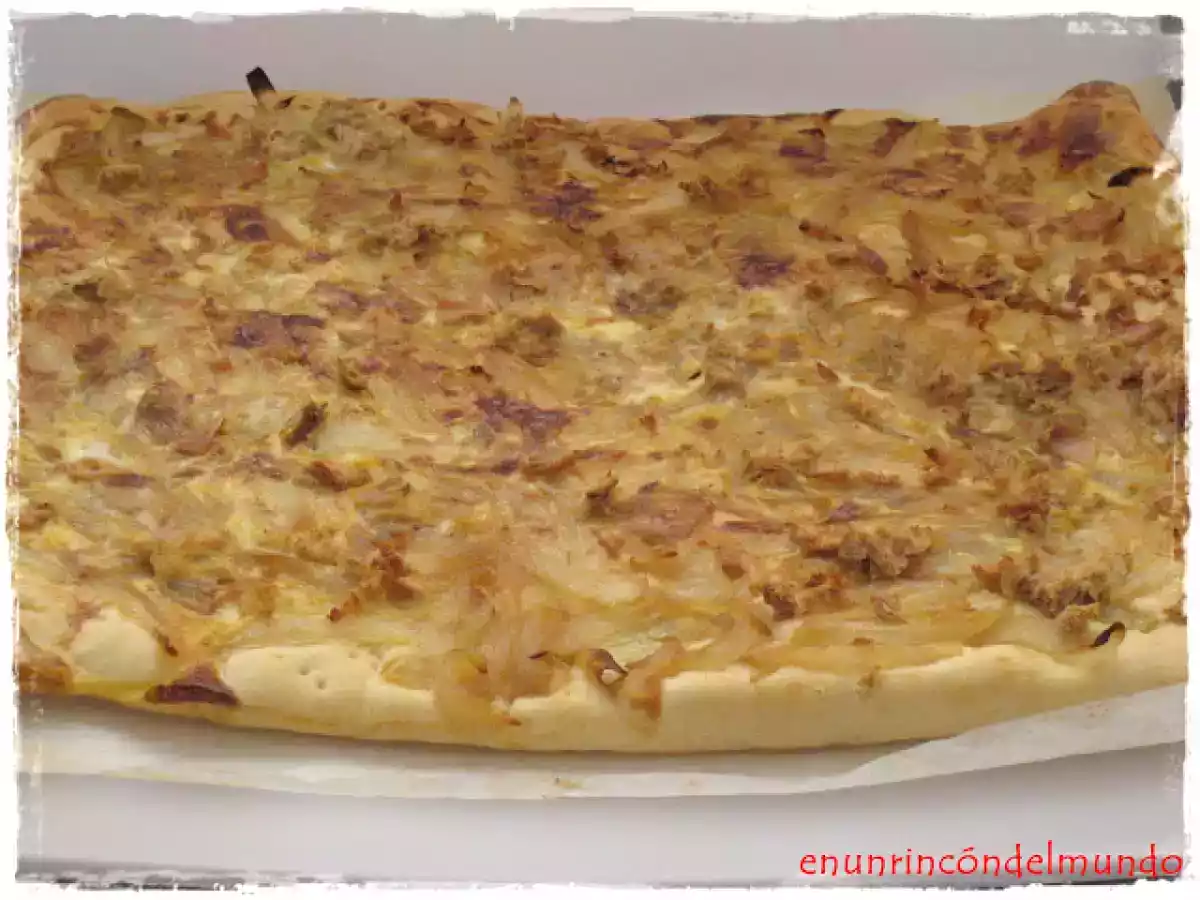 Coca de cebolla y atún