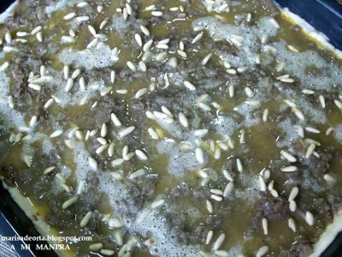 COCA DE CEBOLLA Y MORCILLA CON PIÑONES - foto 2