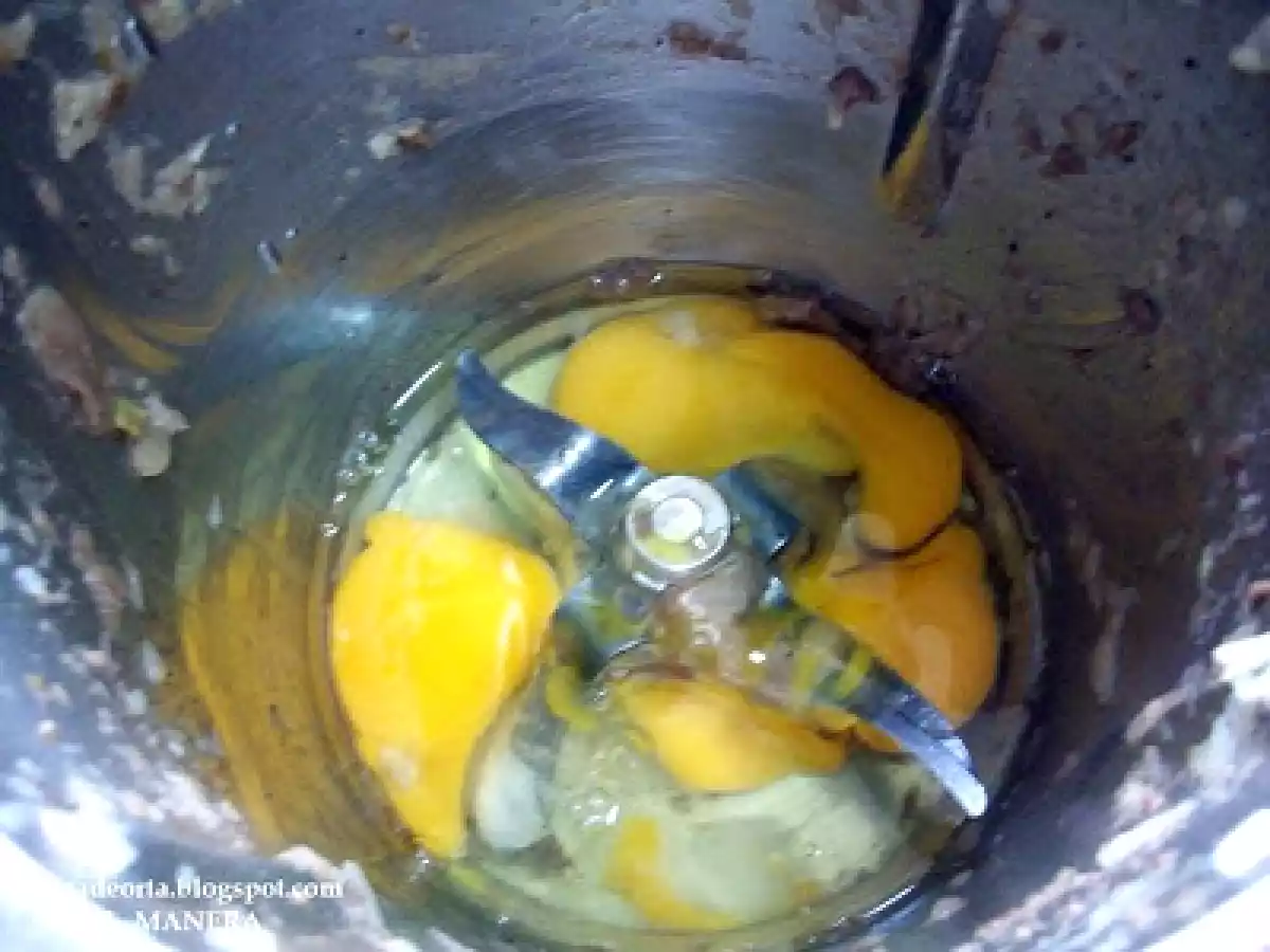 COCA DE CEBOLLA Y MORCILLA CON PIÑONES - foto 3