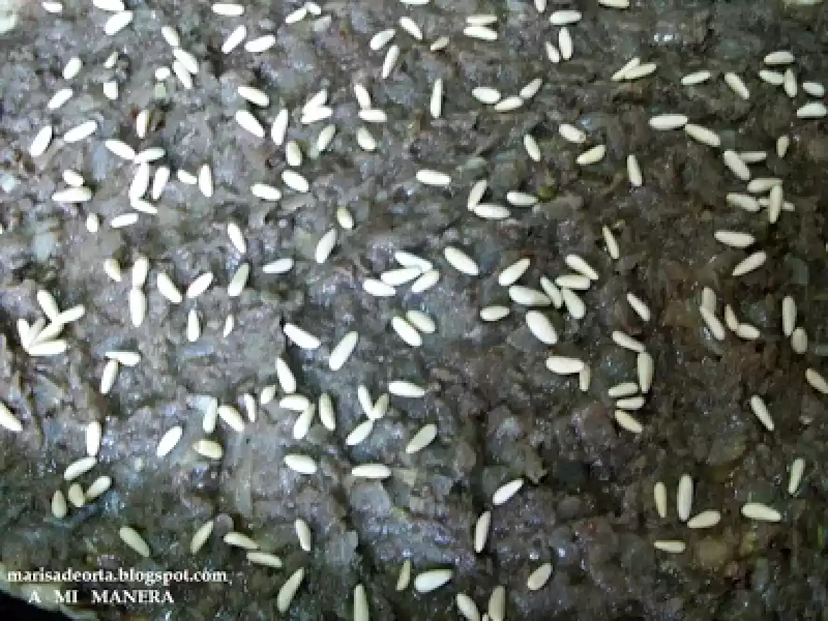 COCA DE CEBOLLA Y MORCILLA CON PIÑONES - foto 4