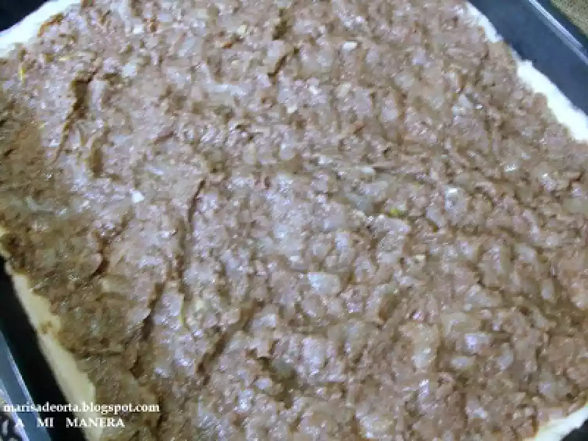 COCA DE CEBOLLA Y MORCILLA CON PIÑONES - foto 5