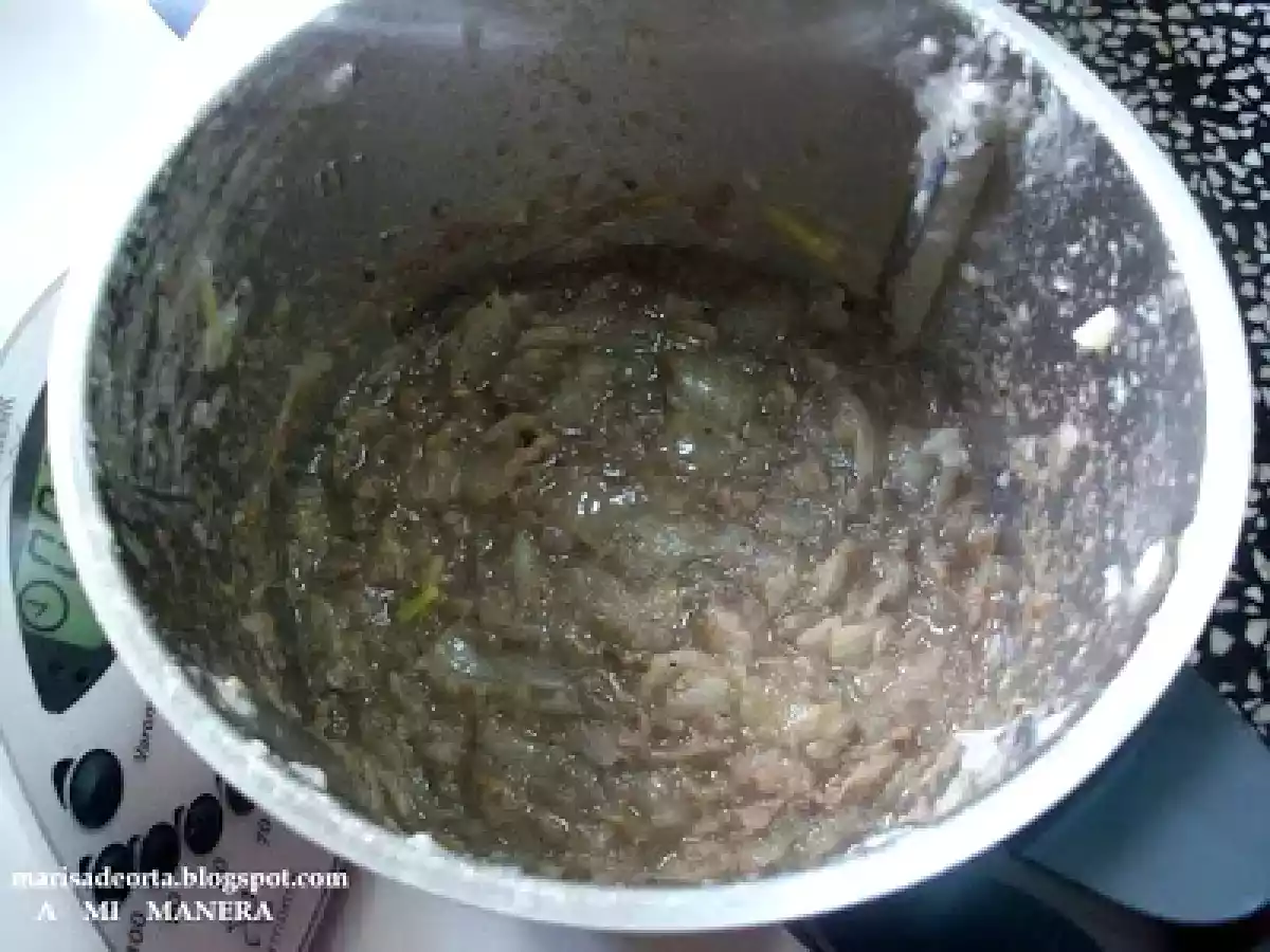 COCA DE CEBOLLA Y MORCILLA CON PIÑONES - foto 6