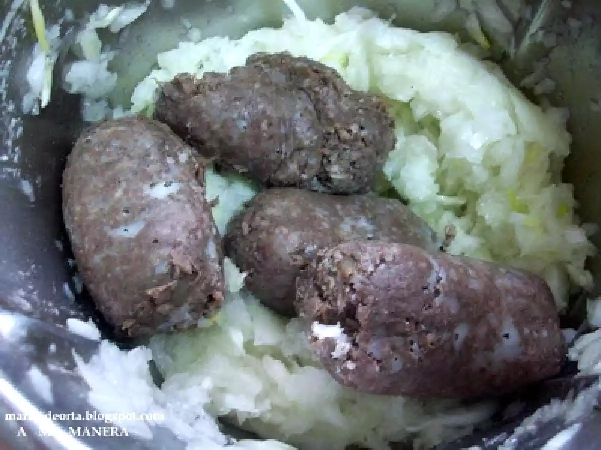 COCA DE CEBOLLA Y MORCILLA CON PIÑONES - foto 7