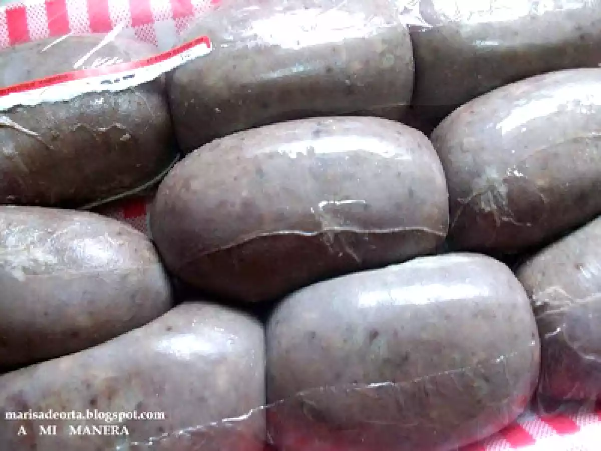 COCA DE CEBOLLA Y MORCILLA CON PIÑONES - foto 8