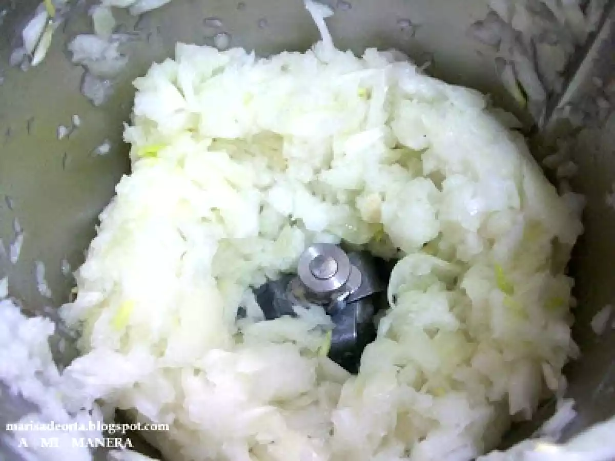 COCA DE CEBOLLA Y MORCILLA CON PIÑONES - foto 9