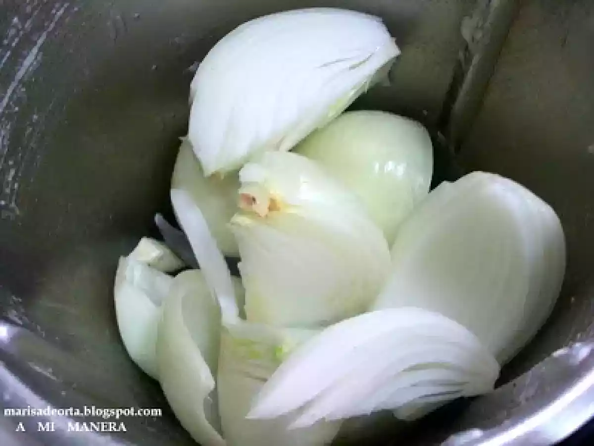 COCA DE CEBOLLA Y MORCILLA CON PIÑONES - foto 10