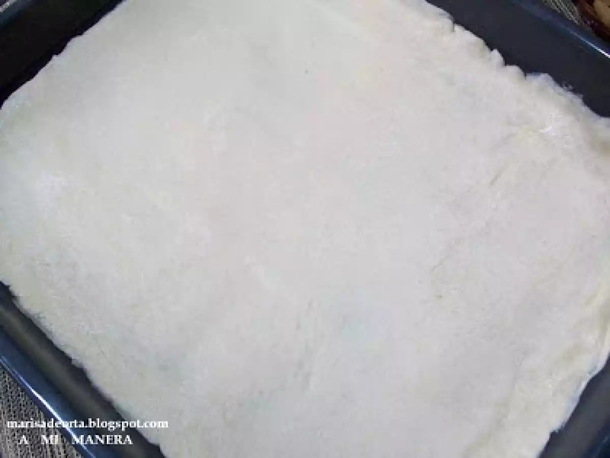 COCA DE CEBOLLA Y MORCILLA CON PIÑONES - foto 11