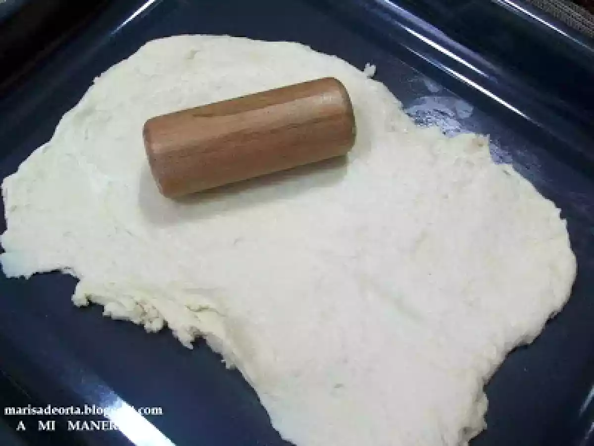 COCA DE CEBOLLA Y MORCILLA CON PIÑONES - foto 12