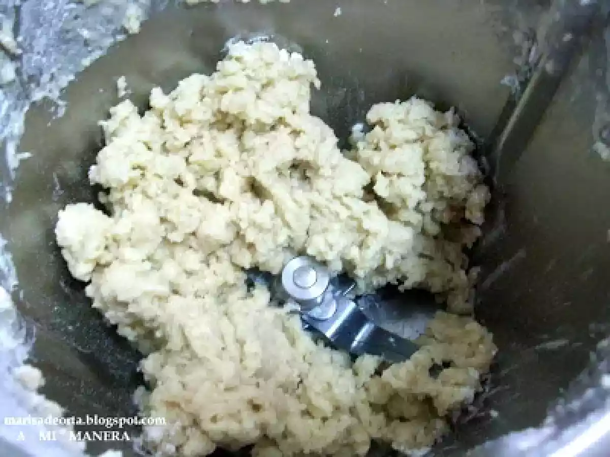 COCA DE CEBOLLA Y MORCILLA CON PIÑONES - foto 13