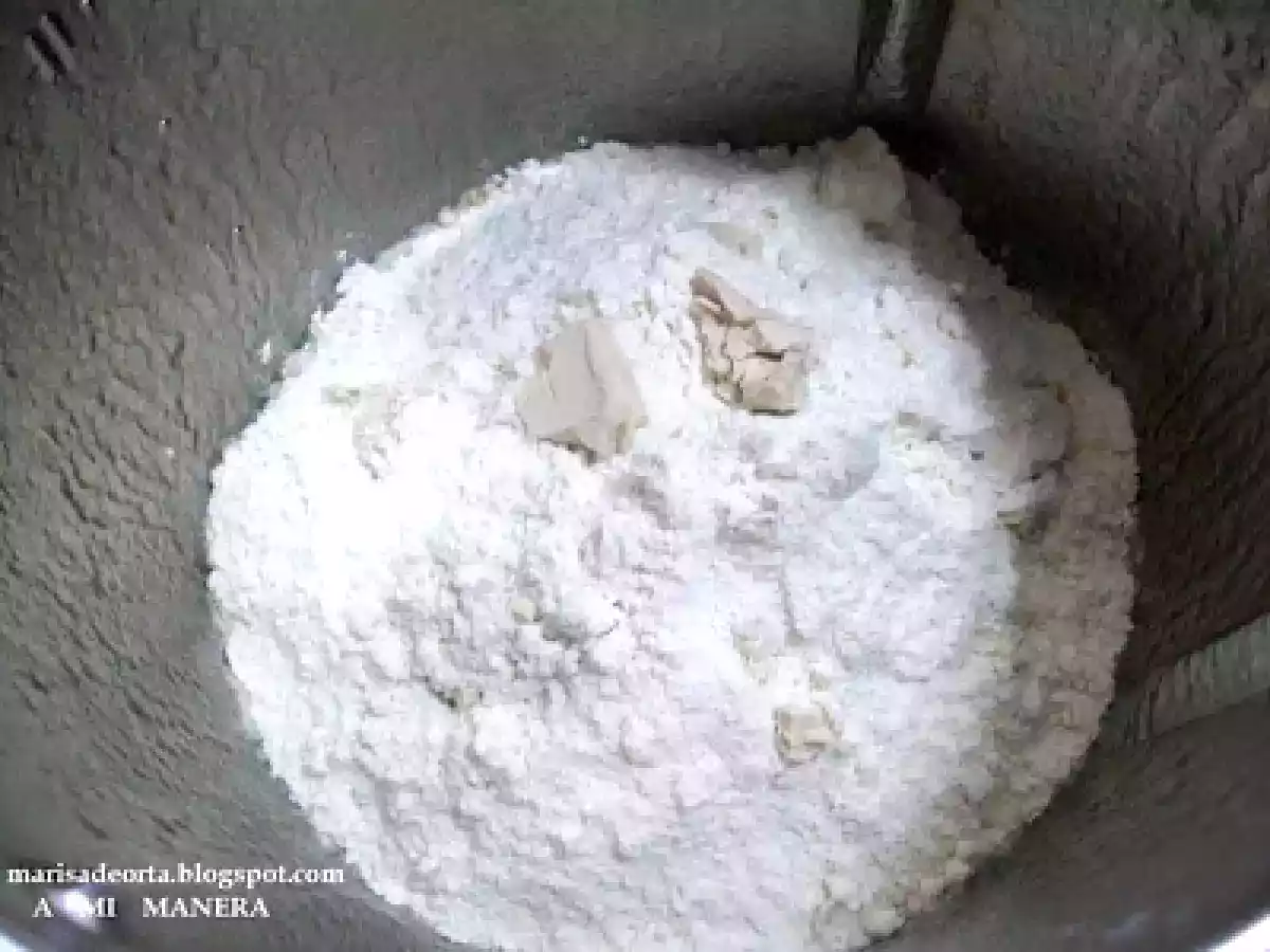 COCA DE CEBOLLA Y MORCILLA CON PIÑONES - foto 14