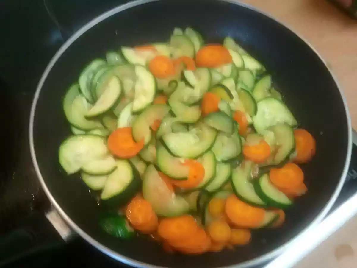 Coca de escalibada de verduras - foto 2