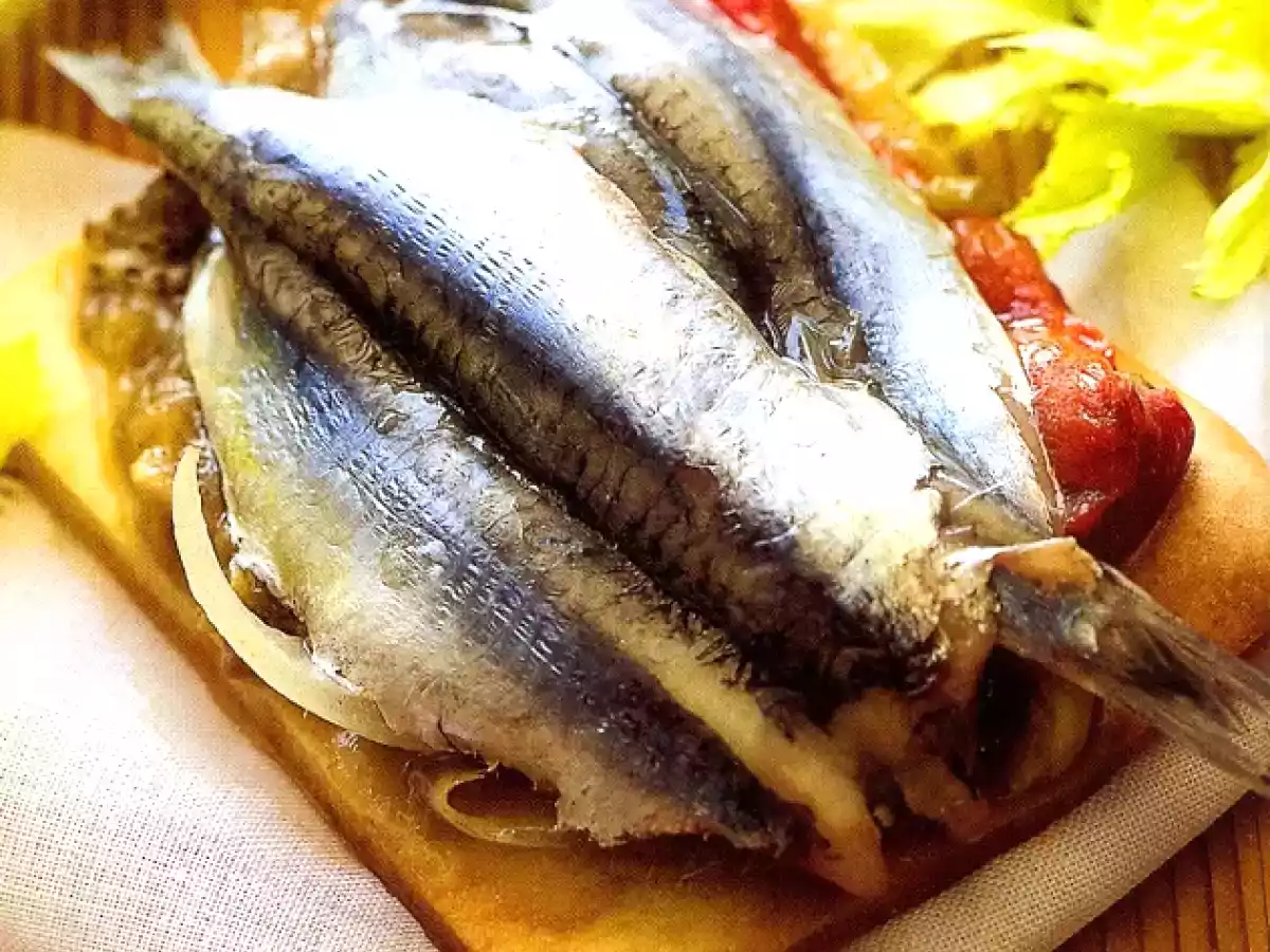 Coca de escalibada y boquerones