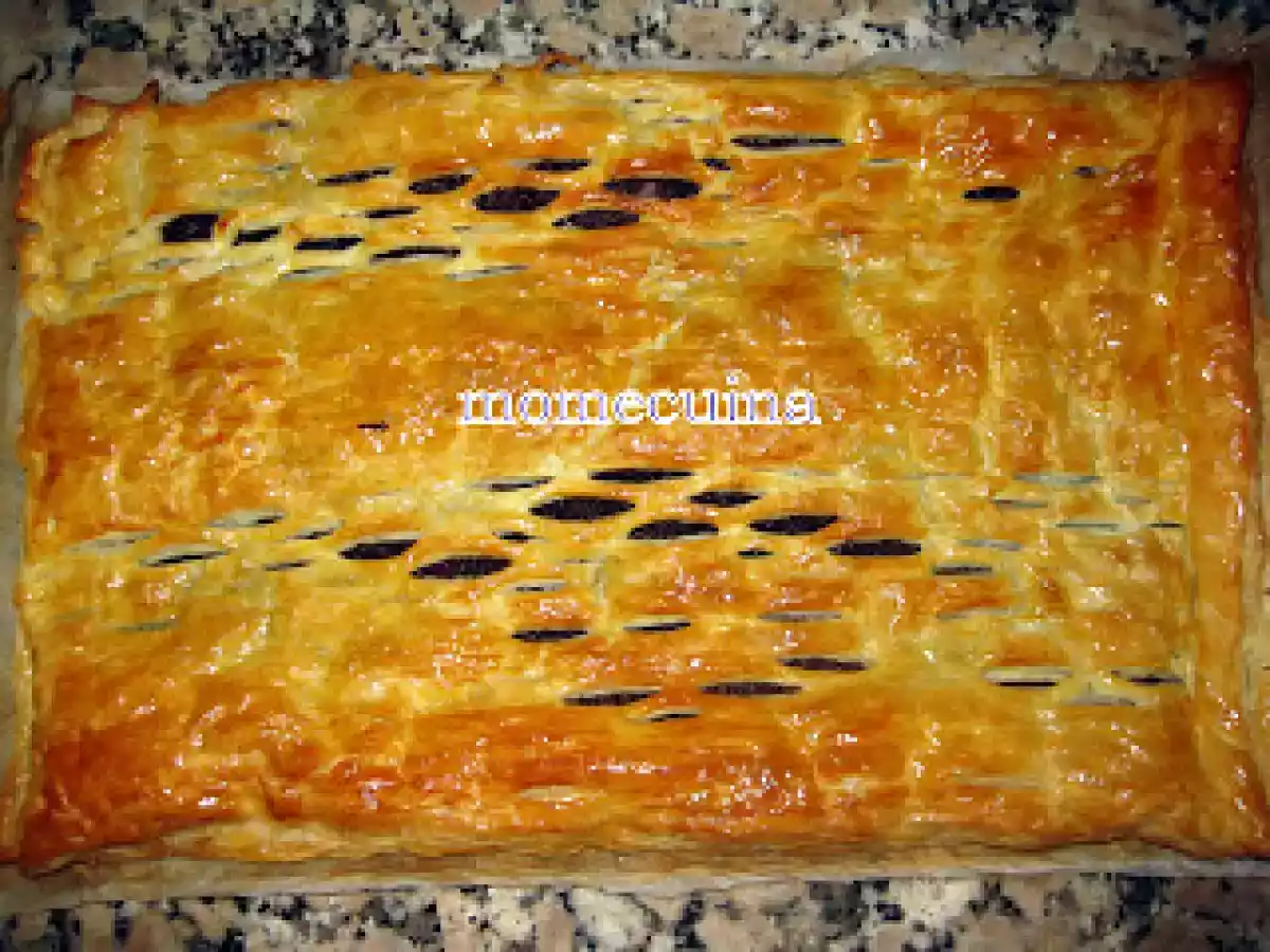 Coca de full i xocolata( coca de hojaldre con chocolate)