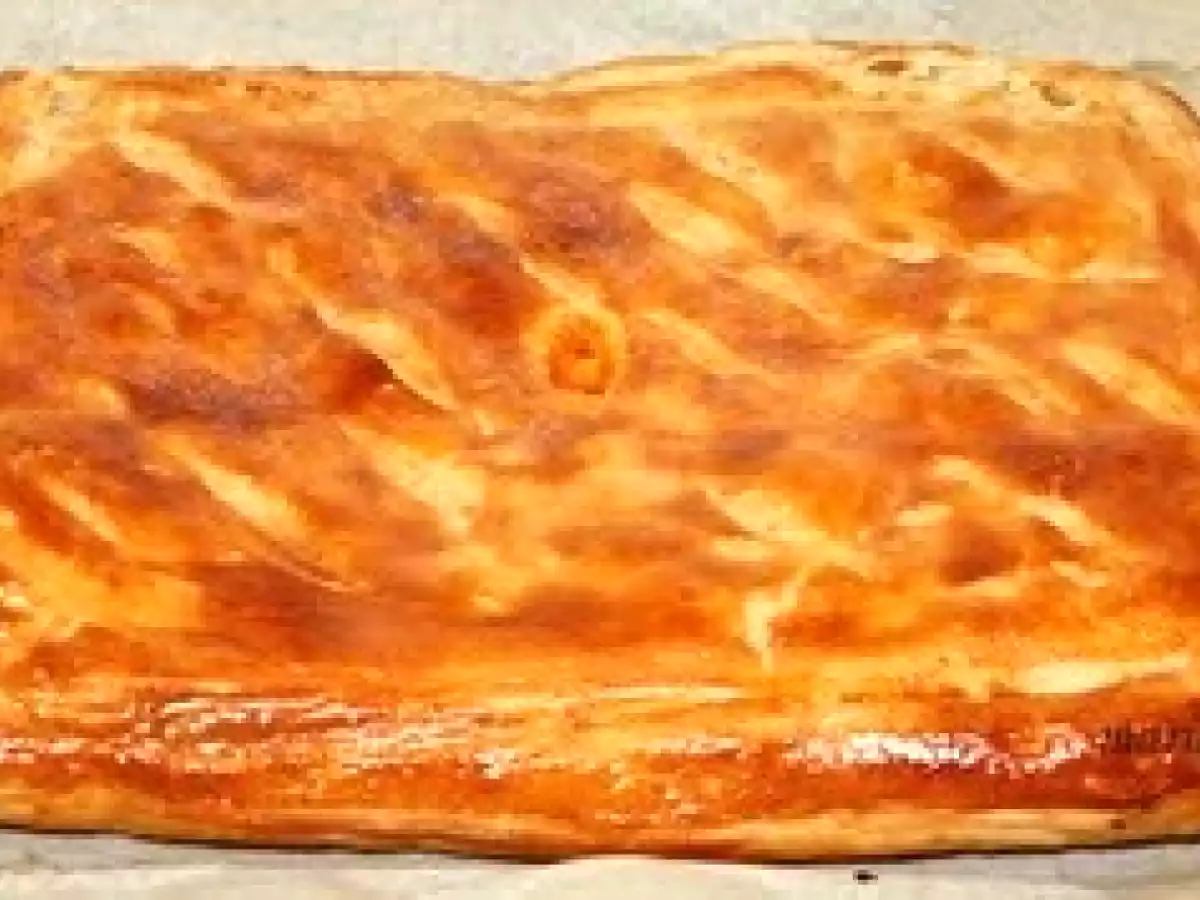 Coca de hojaldre, atún y pisto