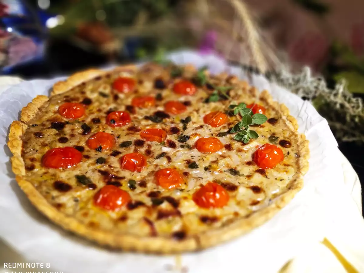 Coca de manzana, tomate y queso Azul