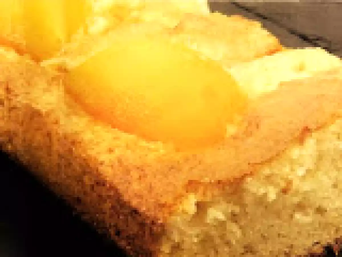 Coca de melocotones en almibar