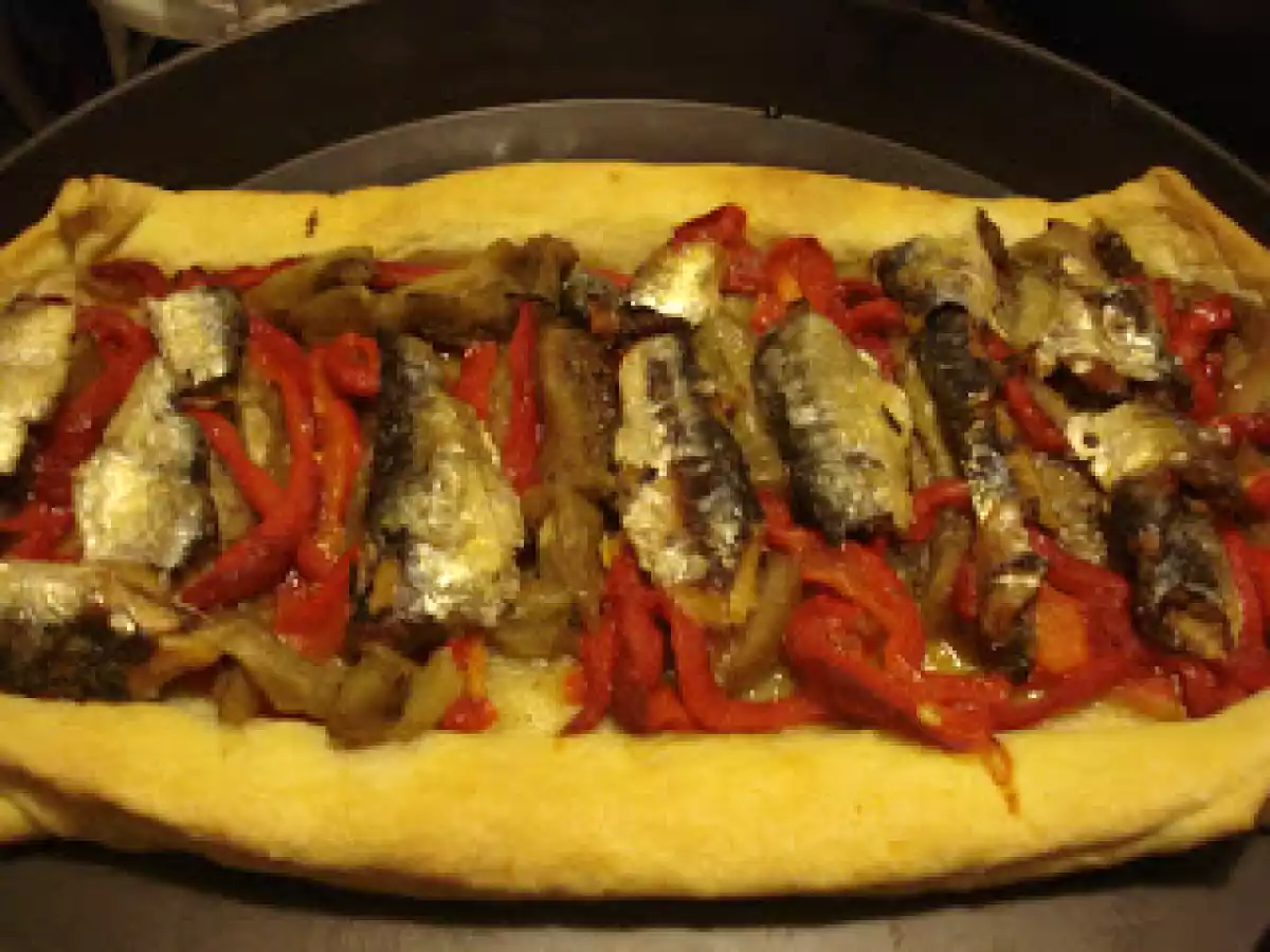 COCA DE PIMIENTO, BERENJENA Y SARDINILLAS