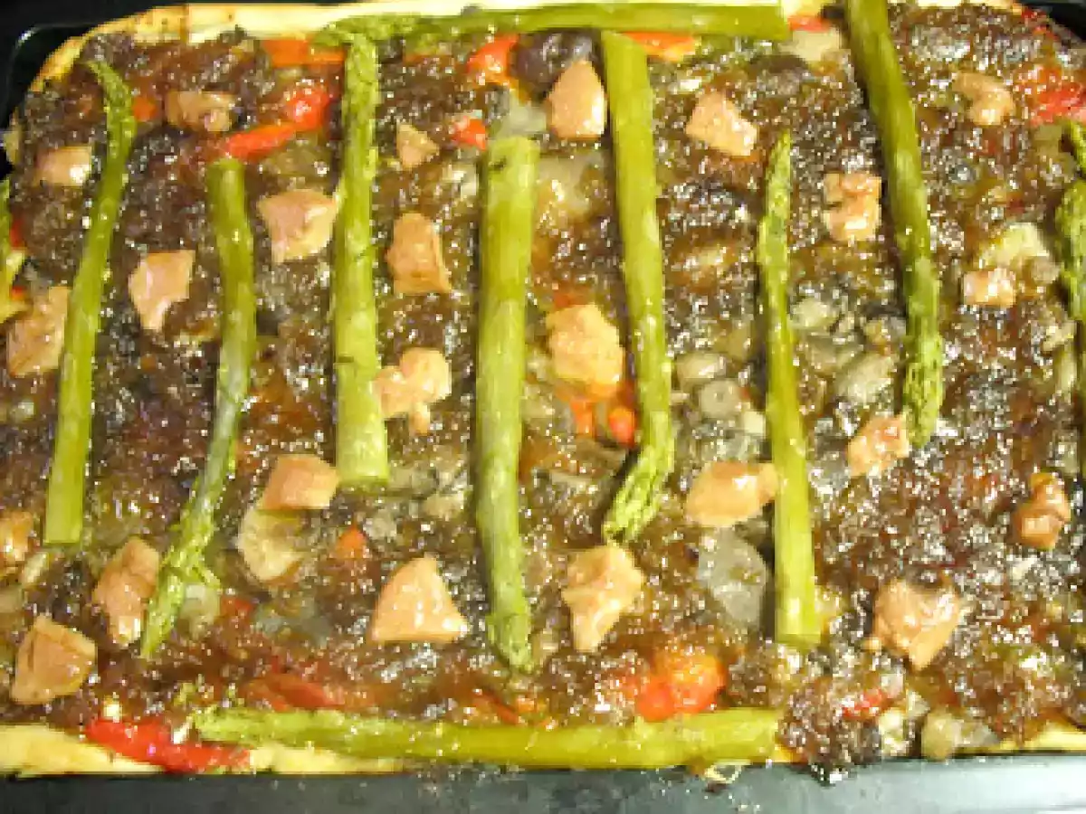 Coca de pimientos, setas, espárragos trigueros y cebolla caramelizada