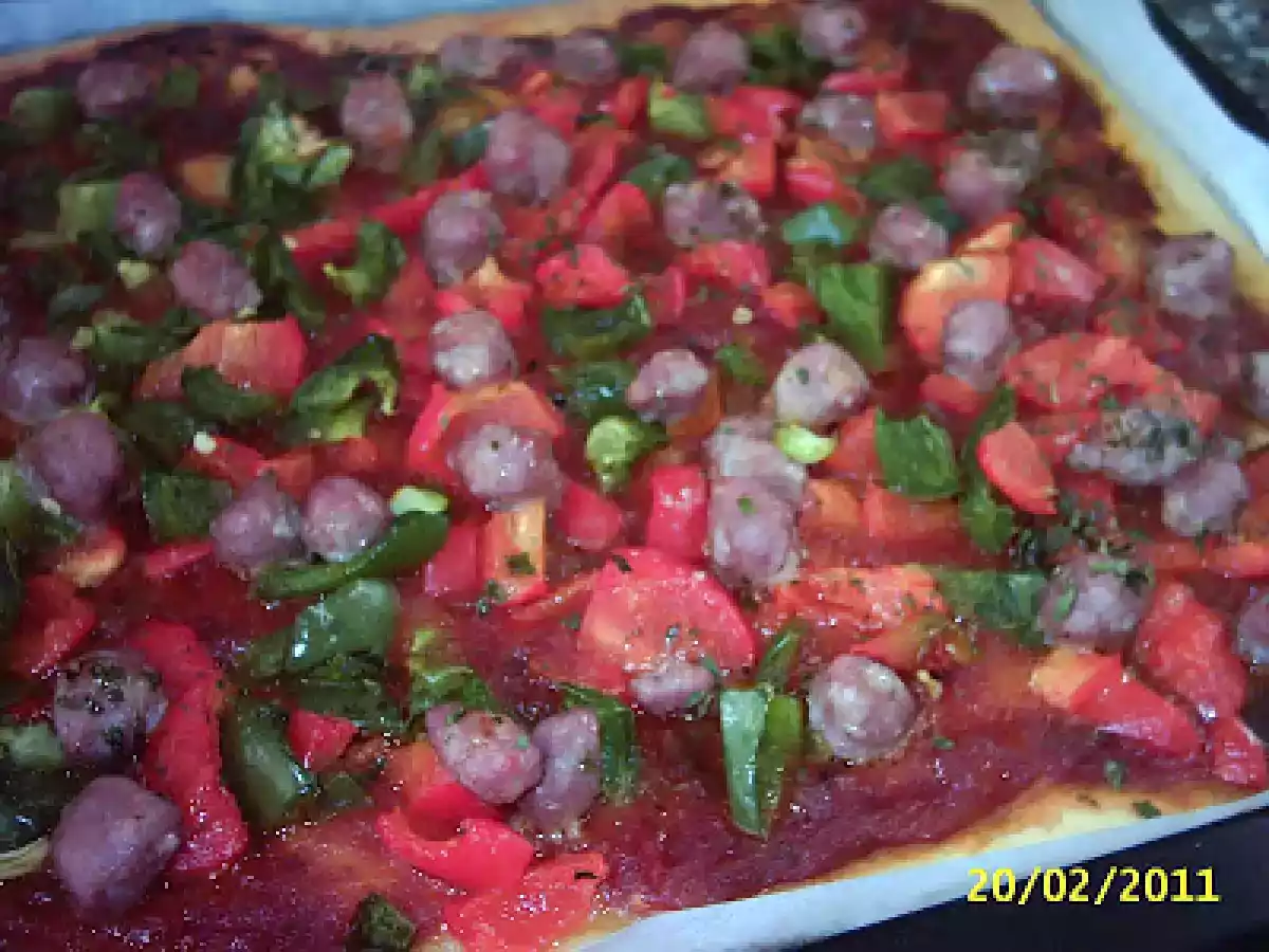 Coca de pimientos y salchichas