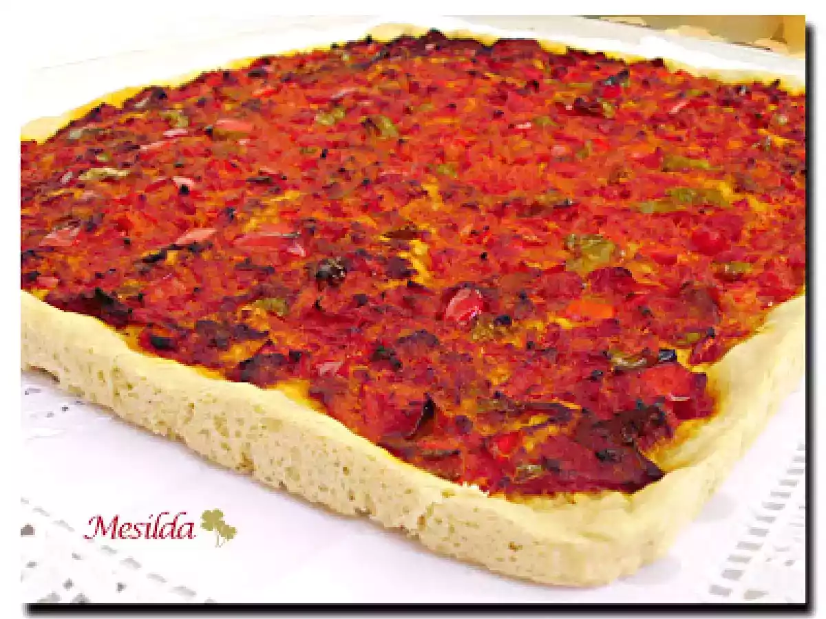 Coca de pimientos y tomate