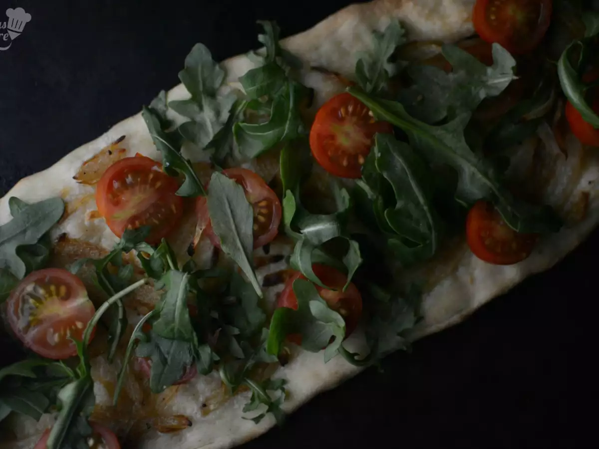 Coca de tomate cherry y rúcula