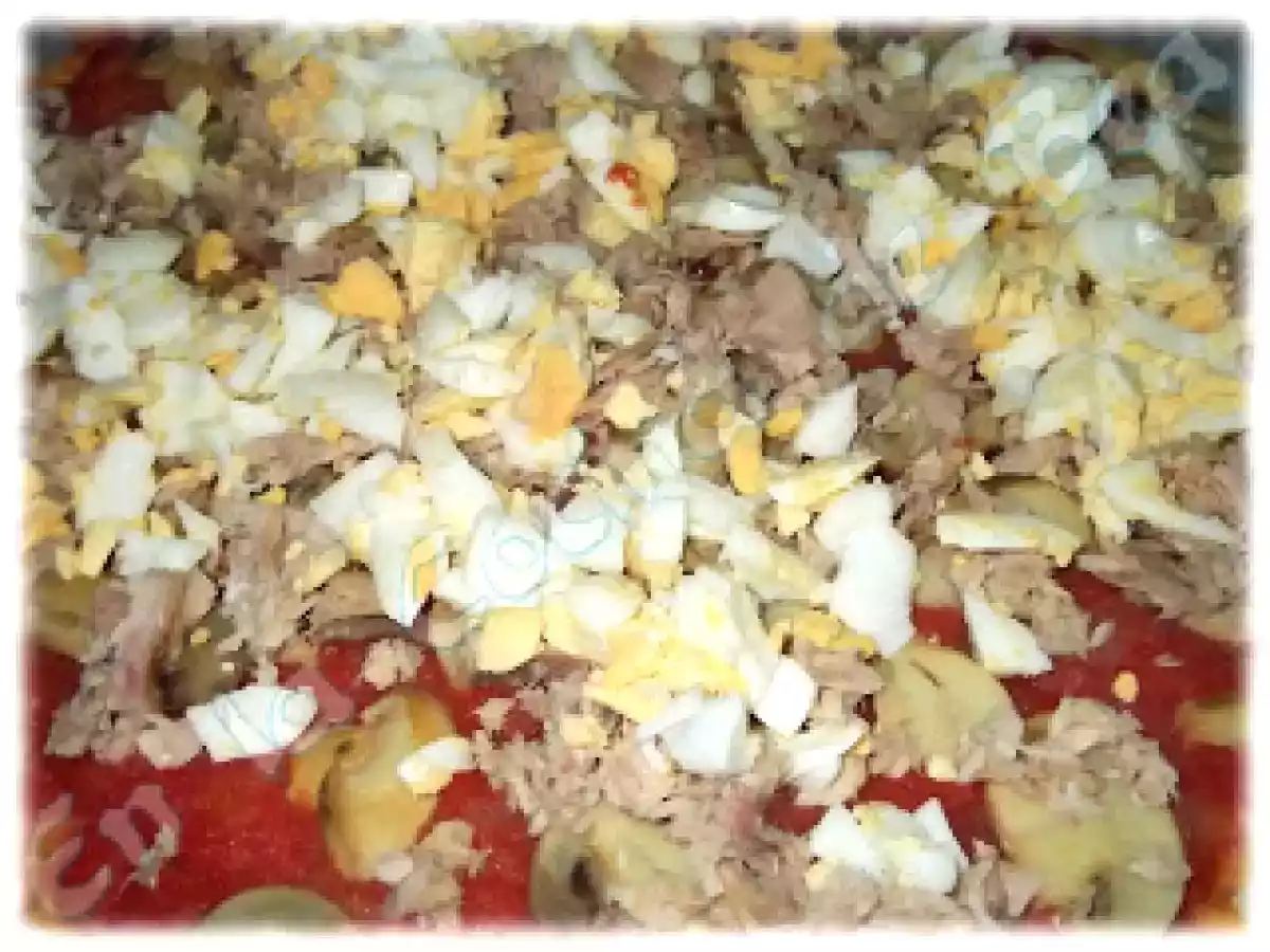 Coca de tomate y atún