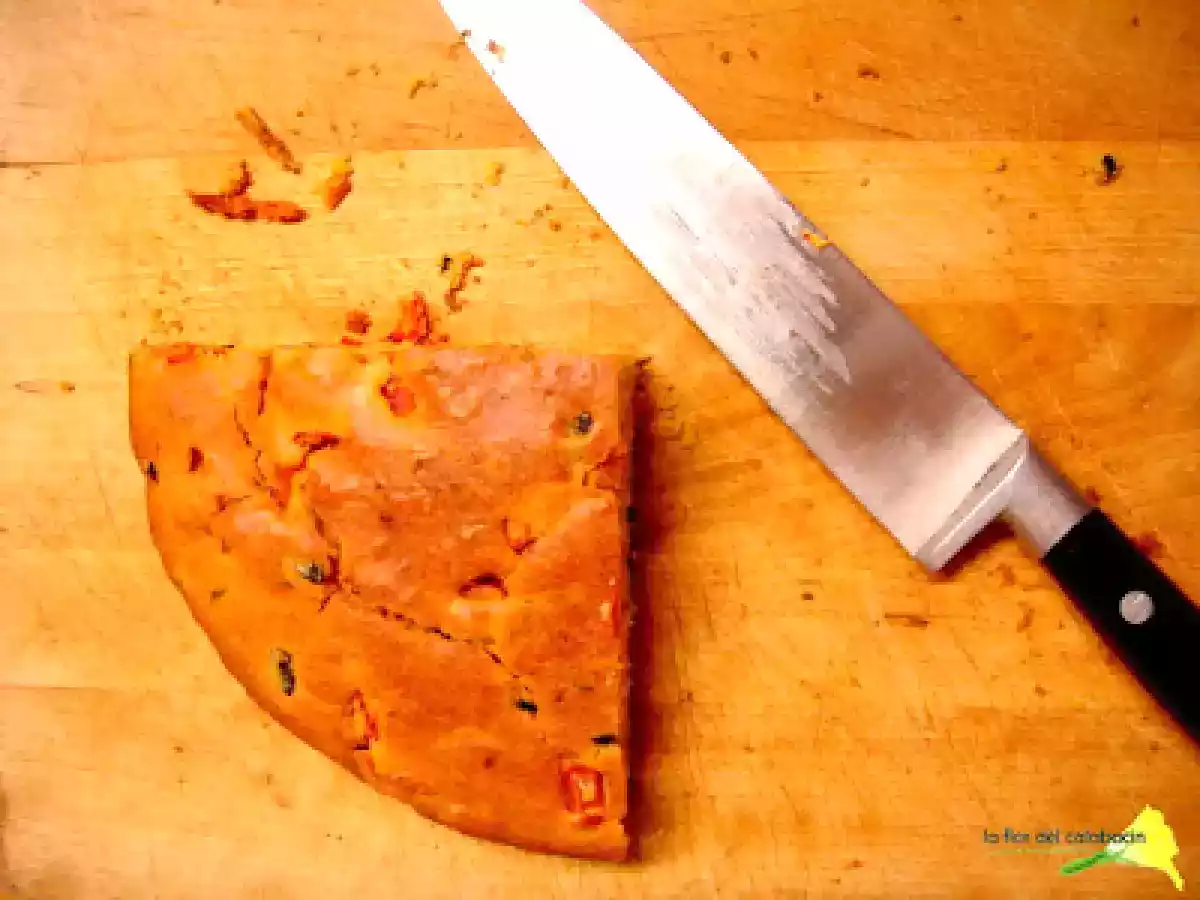 Coca de tomates y aceitunas