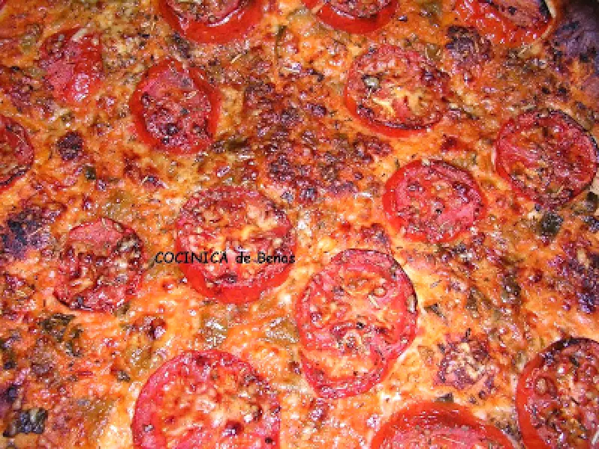 Coca de verduras, tomate y queso