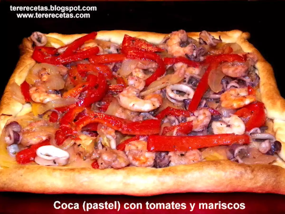 Coca (pastel) con tomate y mariscos