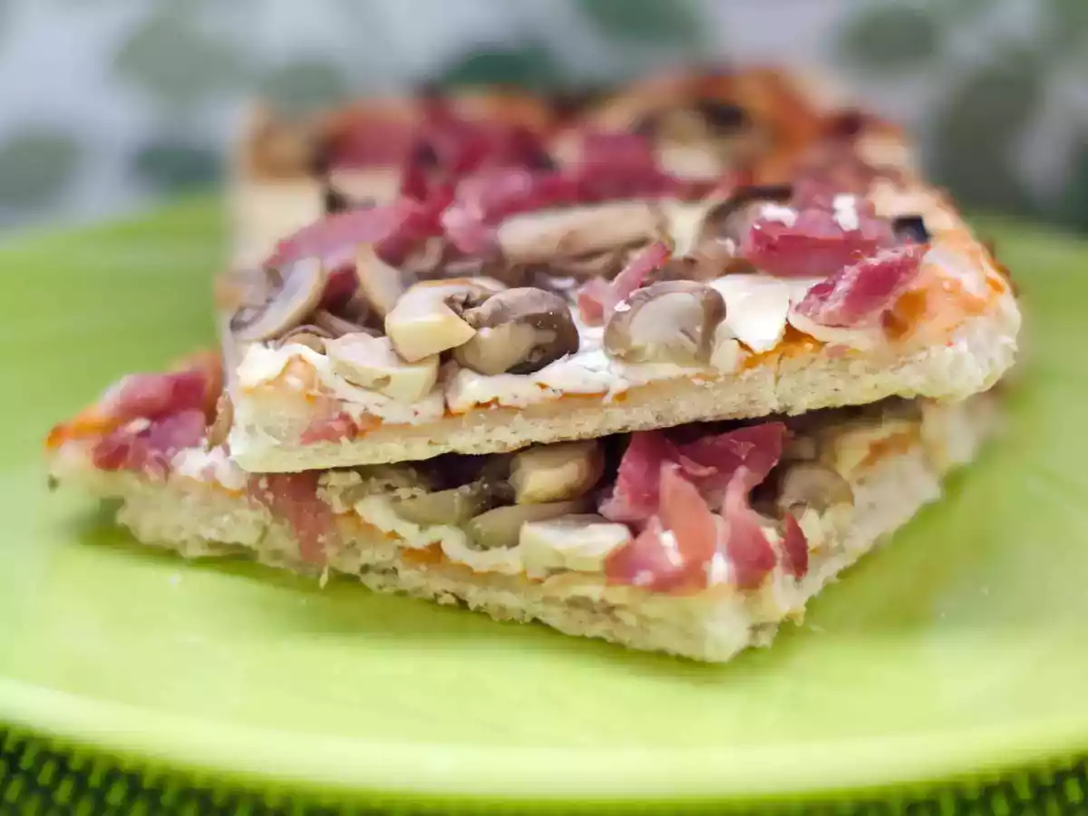 Coca salada con jamón y champiñones