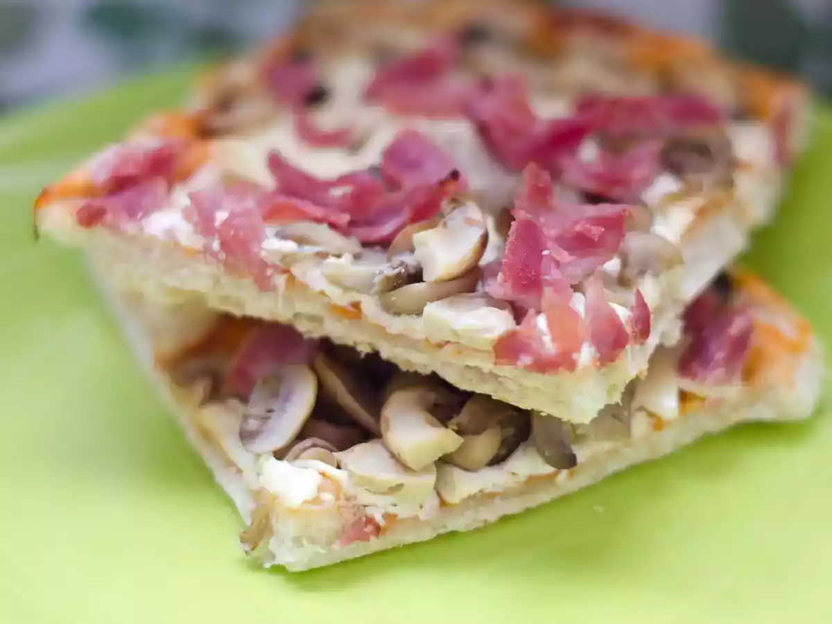 Coca salada con jamón y champiñones - foto 2