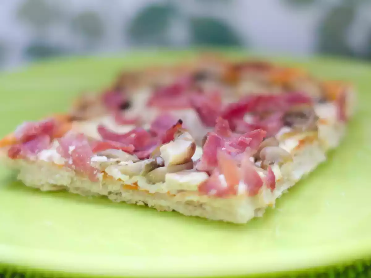 Coca salada con jamón y champiñones - foto 3