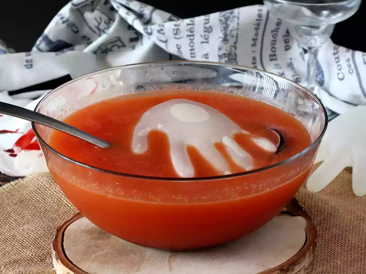 Cocktail de Halloween y cómo hacer una mano de hielo para decorarlo