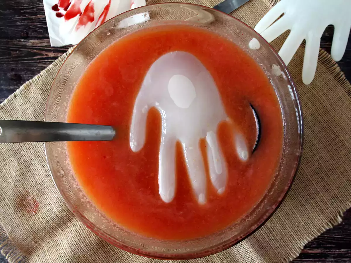 Cocktail de Halloween y cómo hacer una mano de hielo para decorarlo - foto 3