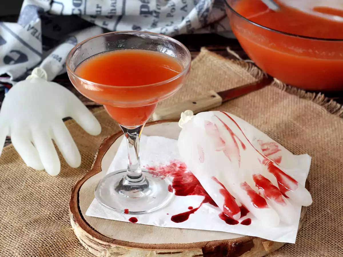 Cocktail de Halloween y cómo hacer una mano de hielo para decorarlo - foto 4