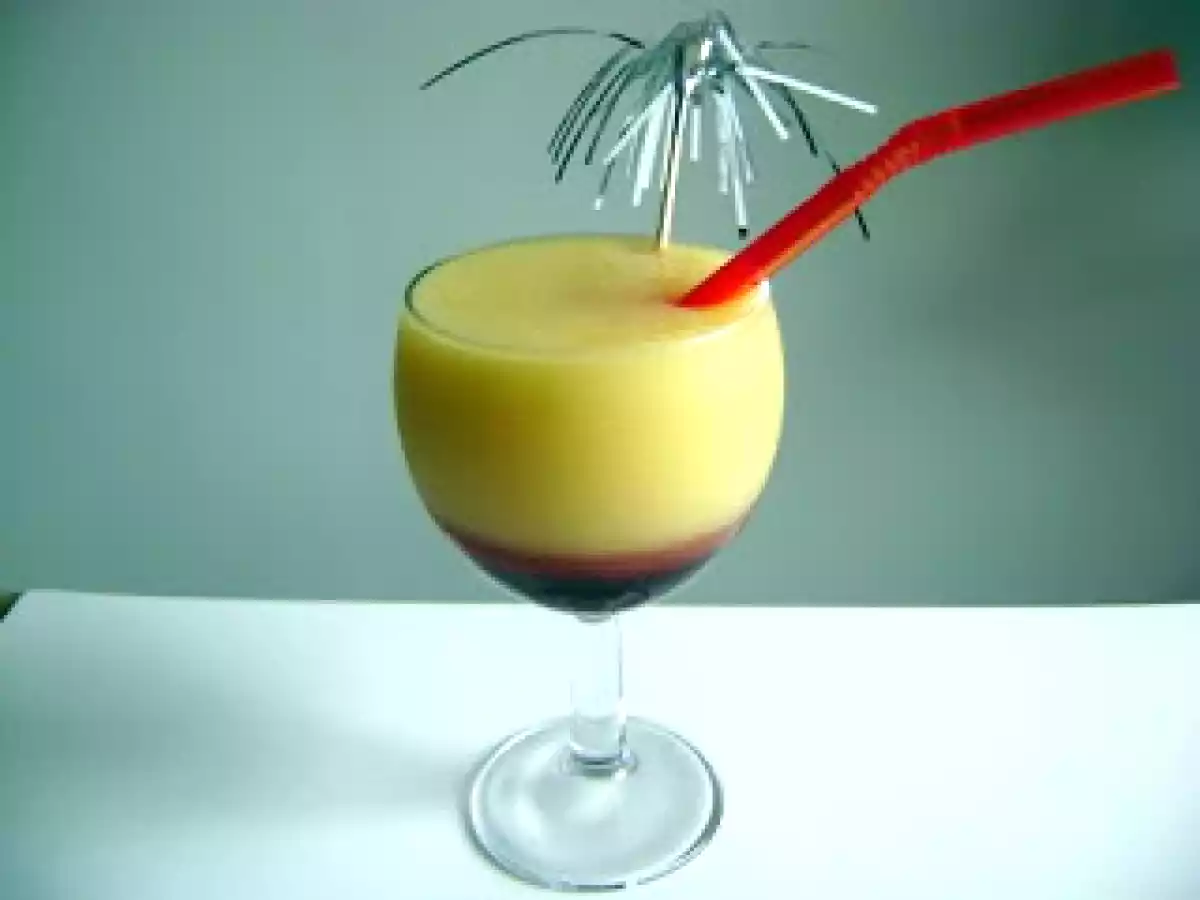 Cocktail sin alcohol de piña, pera y fresas - foto 3