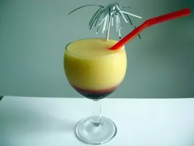 Cocktail sin alcohol de piña, pera y fresas - foto 3